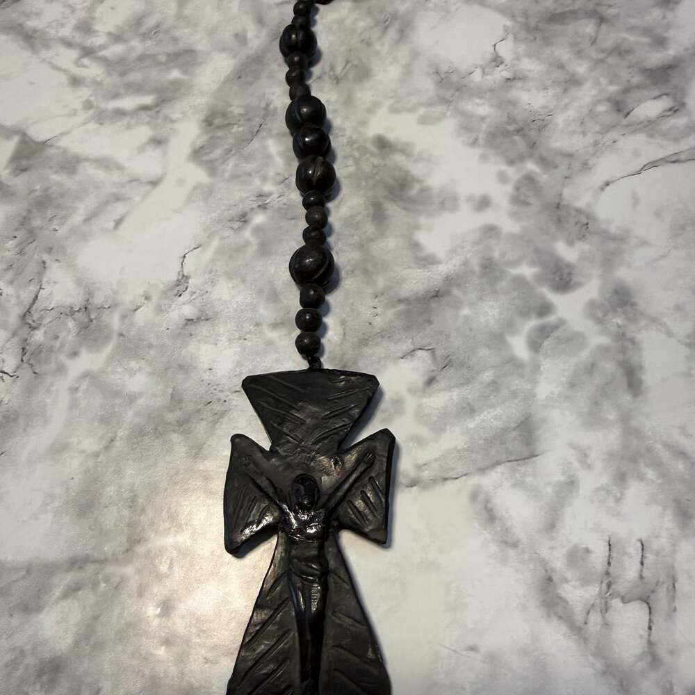 Vintage Black Clay Hand-Carved Rosary Necklace With Detailed Cross - Picture 2 of 3